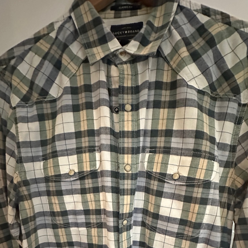 Lucky Brand Saturday Stretch in men’s medium. Gently worn 2-3 times—appears new